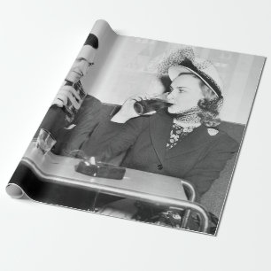 Papier Cadeau Couple assis ensemble dans un restaurant flirtant 