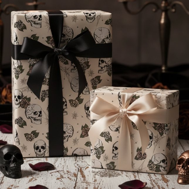 Papier Cadeau Crânes gothiques blancs antiques et fleurs Roses (Gothic Cream & Black Floral Skulls Wrapping Paper for Her Vintage Dark Skull Roses Halloween Pattern)