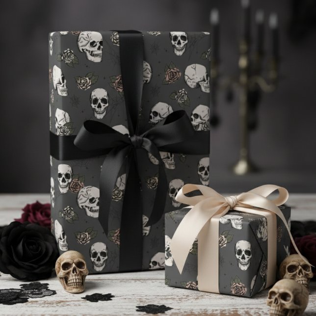 Papier Cadeau Crânes gothiques roses presque noires et fleurs Ro (Gothic Black Floral Skulls Wrapping Paper. Vintage Dark Skull & Roses Halloween Pattern for Her)