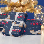 Papier Cadeau De Père Noël Votre nom sur Navy Blue Christmas<br><div class="desc">Ce papier d'emballage de vacances sur mesure présente un thème festif et vintage de Noël sur un arrière - plan bleu marine. L'expression "Livraison spéciale" est imprimée au-dessus d'un ruban portant un nom d'exemple. Vous pouvez personnaliser l'emballage cadeau pour inclure votre propre nom personnalisé ou un autre texte. "From Père...</div>