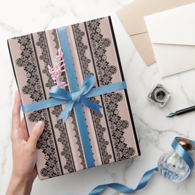 Papier Cadeau Dentelle noire, ajourée, arrière - plan marron, be (Cadeaux)