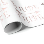 Papier Cadeau design élégant faux rose or mariée tribu<br><div class="desc">Design tendance et élégant représentant un texte "mariée tribu" en or faux rose et une flèche. Vous pouvez customiser le produit en choisissant la couleur arrière - plan.</div>