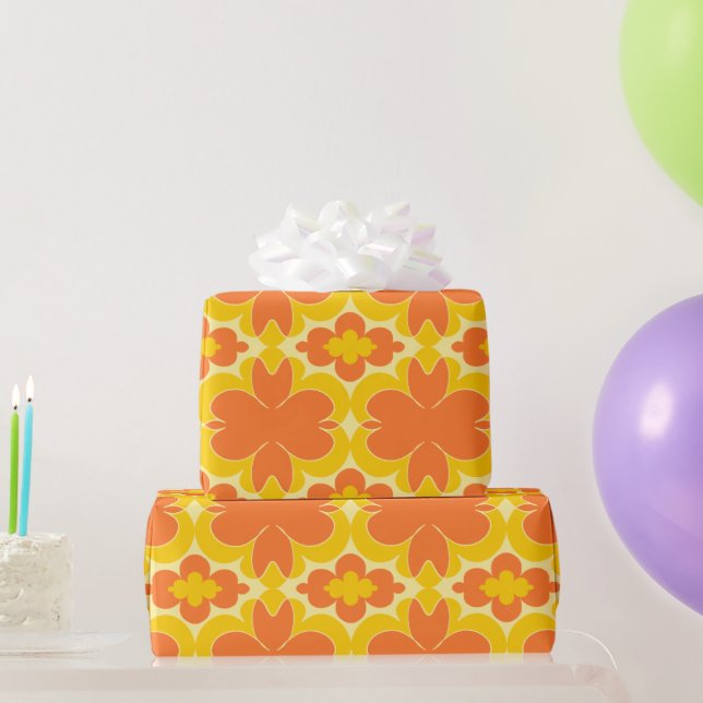 Papier Cadeau Design floral orange rétro sur moutarde jaune (Cadeaux de fête)