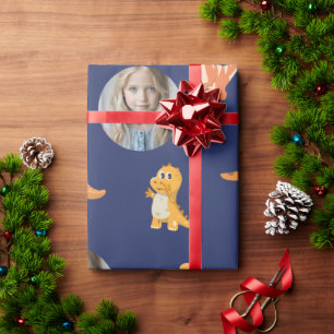Papier Cadeau Dinosaures mignons prêts à la photo sur fond bleu 