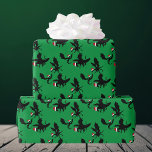 Papier Cadeau Dragon Motif de Noël Cool Santa Hat Dragons<br><div class="desc">Trois dragons de Noël fantastiques volant dans des chapeaux de Père Noël rouges sur du papier d'emballage vert mignon. Leurs ailes étirées les font ressembler à des saints de vacances. Un cadeau génial pour un collectionneur d'objets de dragon.</div>