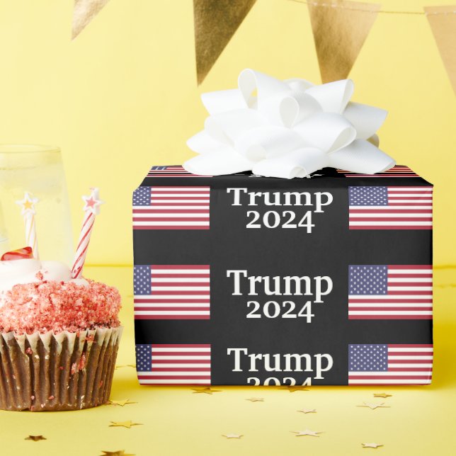 Papier Cadeau Drapeau américain Trump 2024 sur noir (Fête d'anniversaire)
