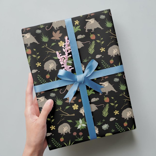 Papier Cadeau Drôle de Possum qui Hurle (A gift wrapped in funny opossum forest pattern giftwrap in moody black and earthy tones.)