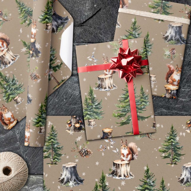 Papier Cadeau Écureuil Rouge Dans Une Forêt Boisée Neige Vacance (Red Squirrel In A Snowy Woodland Forest Holiday Wrapping Paper Rolls in 6 & 15 foot lengths.)