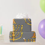 Papier Cadeau Église Menorah<br><div class="desc">Une menorah d'église en or avec beaucoup de bougies. Cette conception semble vraiment efficace sur ce papier d'enveloppement</div>