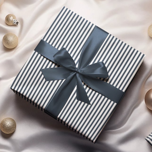 Papier Cadeau Elégant bleu marine et blanc mince bandes (Elegant Striped Wrapping in Navy Blue & White. Chic & Timeless. For All Occasions and  All Ages.)