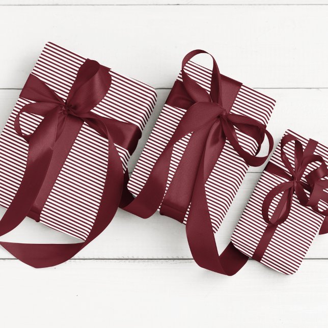 Papier Cadeau Élégant Bourgogne mince rayé (Elegant Thin Striped Wrapping Paper with Burgundy and White Lines. Chic Fall Color. Moody Gift Wrap.)