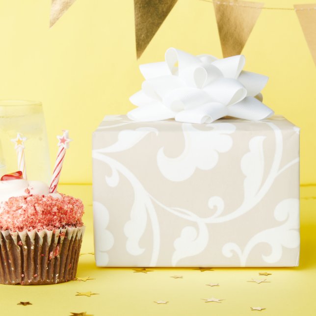 Papier Cadeau Élégant modèle floral beige girly monogramme (Fête d'anniversaire)