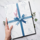 Papier Cadeau Élégant papier d'enveloppement Mariage de monogram<br><div class="desc">Voici notre Elegant Modern Script Photo Monogram Mariage Suite en bleu-gris et blanc doux. Chaque pièce est pensée pour créer un look et une sensation cohésifs et élégants. Cette collection comprend tous les éléments essentiels du mariage tels que les cartes postales Save-the-Date, les invitations, les cartes RSVP, l'emballage cadeau ou...</div>