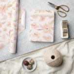 Papier Cadeau Elégante aquarelle douce florale<br><div class="desc">Belle florale douce dans un motif d'aquarelle rose pêche. L'enveloppement cadeau parfait pour tant d'occasions,  y compris les mariages,  les douches nuptiales,  les jeunes mariés,  les anniversaires,  les baby showers,  les anniversaires,  les vacances de Noël,  et plus encore.</div>