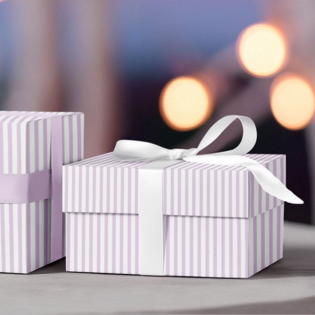 Papier Cadeau Élégante Lavande et bandes blanches minces (Elegant Striped Wrapping in Lavender & White. Chic & Timeless. For All Occasions and  All Ages.)