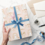 Papier Cadeau Elégante or et blush Fête des mariées robe nuptial<br><div class="desc">Ce papier d'enveloppement de Fête des mariées de robe de mariée Elegant Gold et Blush est conçu avec une mariée simple mais glamour à l'esprit. Les anneaux et la robe de mariée design vous donne toutes les vibes du jour de mariage.</div>