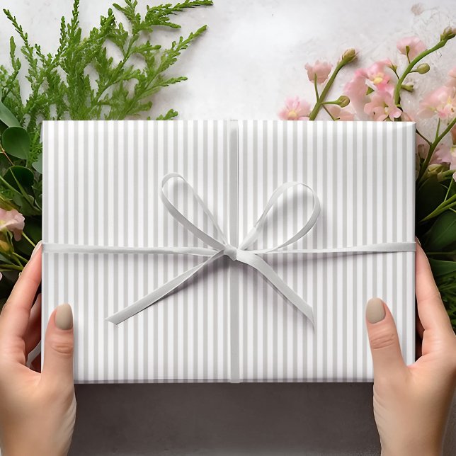 Papier Cadeau Elégante perle gris mince rayures (Elegant Striped Wrapping in Pearl Gray and White. Chic and Timeless. For All Occasions and  All Ages)