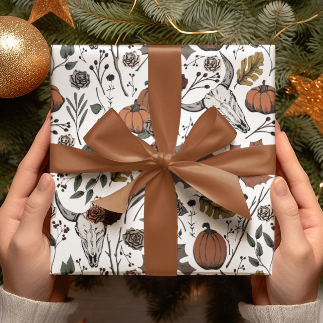 Papier Cadeau Élégante récolte d'automne gothique et crâne de va (Elegant Design with Hand-Drawn Cow Skulls, Pumpkins, Roses, Leaves, Berries & Branches in Black Ink.)