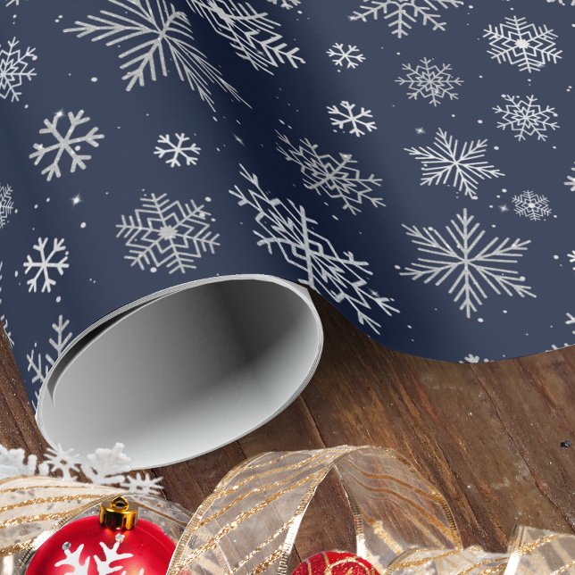 Papier Cadeau Élégants flocons d'argent sur le bleu nuit Noël (Wrap the magic of the season with our elegant dark blue paper and shimmering silver snowflakes.)
