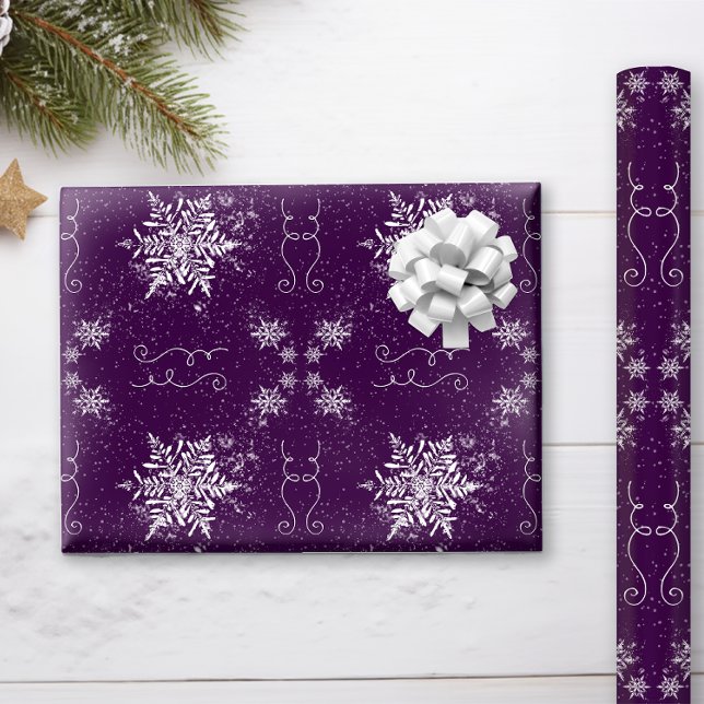 Papier Cadeau Élégants flocons de neige sur Améthyste Violet (This deep Purple Amethyst Wrapping Paper with Gentle Snowflakes creates elegance under your tree!)