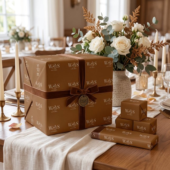 Papier Cadeau Élégants jeunes mariés au chocolat marron initial (Créateur téléchargé)
