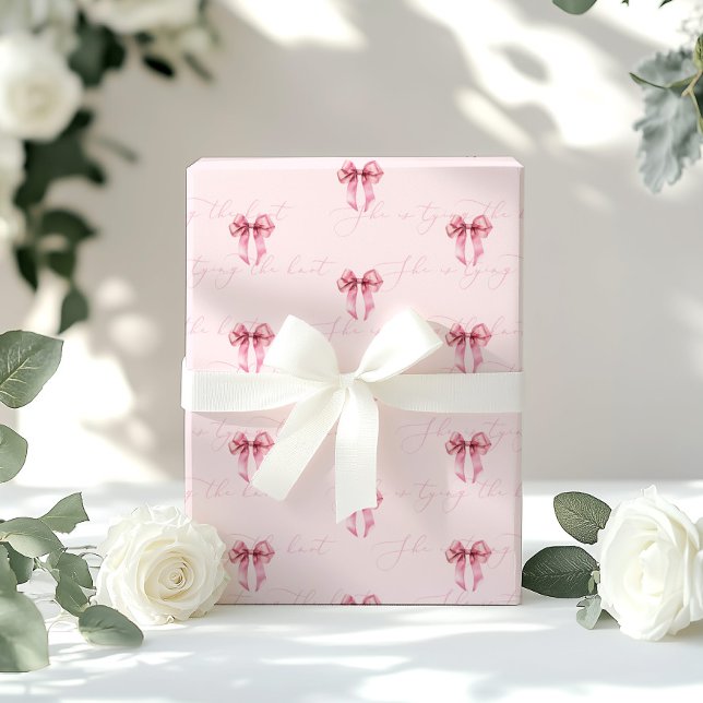 Papier Cadeau Elle noue le nœud rose  Shower de mariage (Créateur téléchargé)