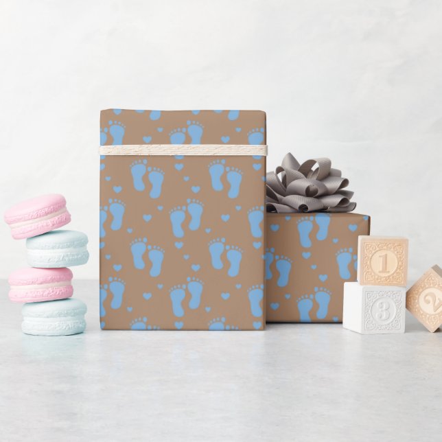 Papier Cadeau Empreintes de bébé bleues sur fond marron (Baby Shower)