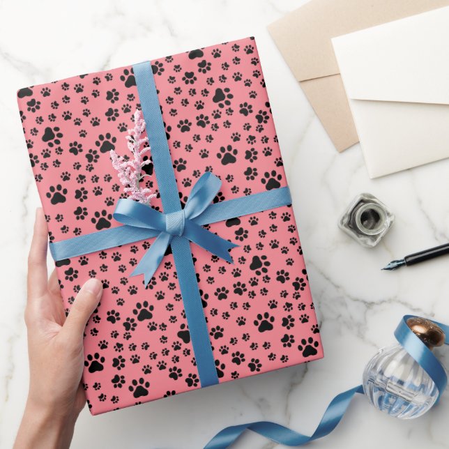 Papier Cadeau Empreintes de pattes noirs en rose fraise (Cadeaux)