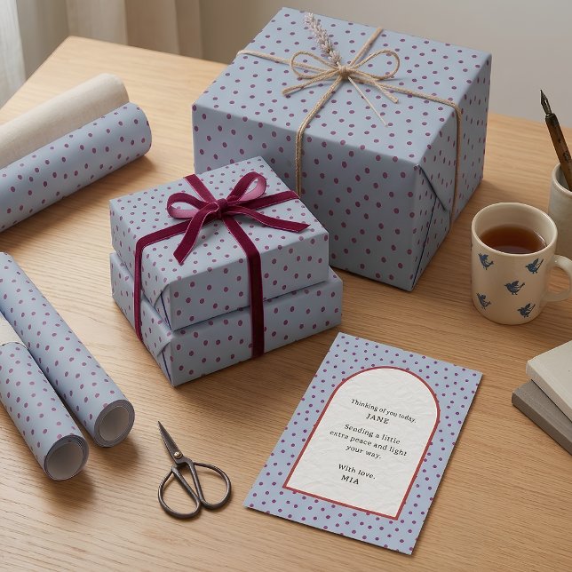 Papier cadeau en Soft Slate Blue Berry Polka Dot (Créateur téléchargé)