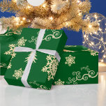 Papier Cadeau Enveloppement de Noël vert avec des flocons de nei<br><div class="desc">Un motif festif de tourbillons à la crème,  de flocons de neige et d'arbres de Noël éparpillés sur un arrière - plan vert saisonnier pour offrir à votre cadeau un look vibrant et coloré pour les vacances de cette année.</div>