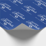 Papier Cadeau Étoile de David HEUREUSE personnalisée de bleu de<br><div class="desc">Enveloppez vos cadeaux avec des ces papier d'emballage HEUREUX de HANOUKKA Chanukah de vacances juives élégantes.  Arrière - plan de bleu marine avec l'étoile de David.  Personnalisez en ajoutant le message ou le nom ou supprimez.</div>