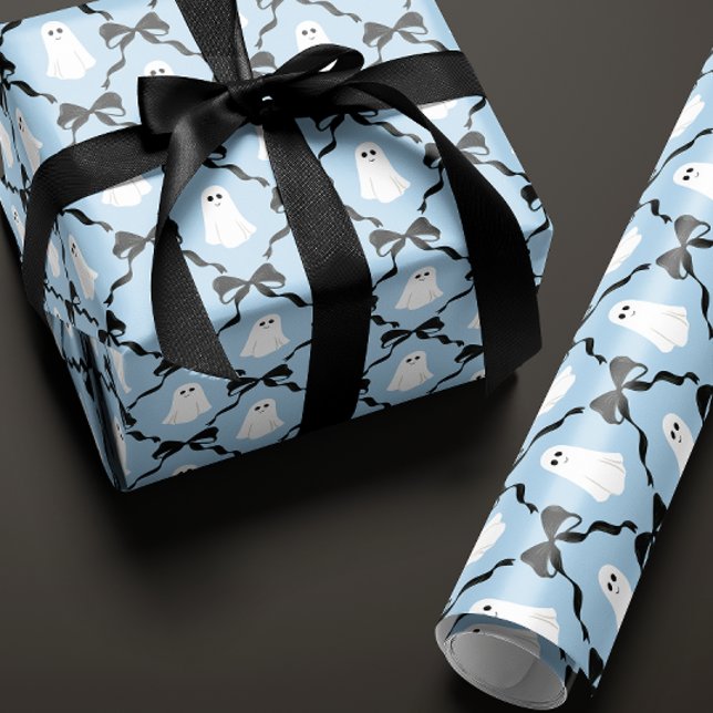 Papier Cadeau Fantômes mignons et vaches noires sur Halloween bl (baby blue Halloween gift wrapping paper with a cute smiling ghost and black bow diamonds boo is due)