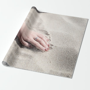Papier Cadeau Femme allongée sur le sable blanc