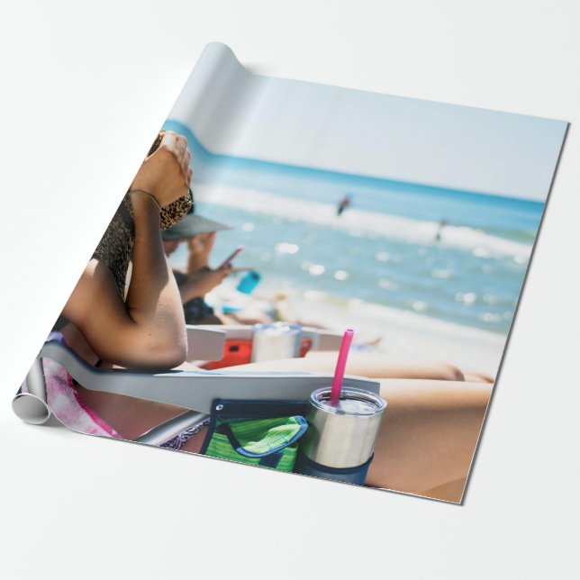 Papier Cadeau Femme allongée sur une chaise longue qui couvre so (Déroulé)