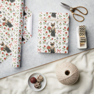Papier Cadeau Femme au chat en robe noire tient des roses rouges