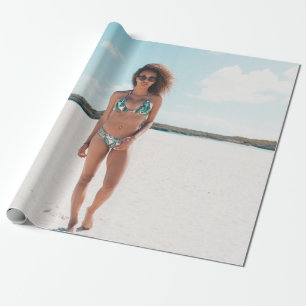 Papier Cadeau Femme en bikini debout sur le sable