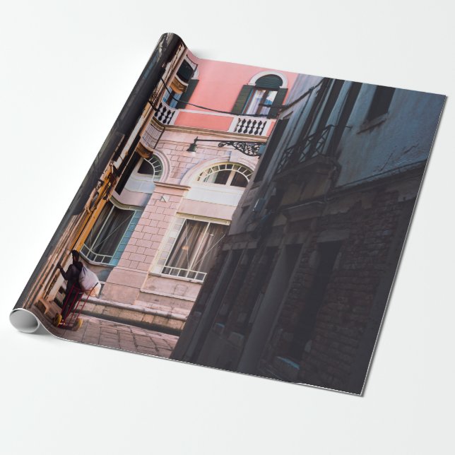 PAPIER CADEAU FEMME EN CHEMISE BLANCHE ET PANNES NOIRES MARCHANT (Déroulé)