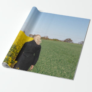 Papier Cadeau Femme en manteau noir debout sur un terrain d'herb