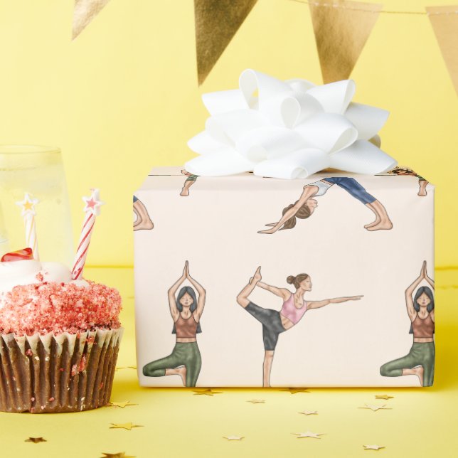 Papier Cadeau Femmes en pose de yoga sur un motif beige de sport (Fête d'anniversaire)
