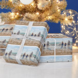 Papier Cadeau Festive Mer & Salutations Famille Photo Noël<br><div class="desc">Ajoutez un dernier détail à votre cadeau avec ce papier d'emballage personnalisé. Il dispose d'un motif de votre photo de plage familiale préférée avec Seas et Greutages dans une police blanche moderne. Personnalisez avec votre nom de famille et l'année.</div>