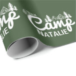 Papier Cadeau Fête de Bachelorette de camping personnalisée sur<br><div class="desc">Emballer vos cadeaux pour l'enterrement de vie de jeune fille au camp avec style grâce à ce Papier d'emballage personnalisé pour l'enterrement de vie de jeune fille au camp. Parfait pour célébrer les "Derniers sentiers avant le voile", cet emballage cadeau unique apporte une touche amusante et cohérente à votre événement...</div>