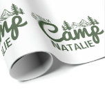 Papier Cadeau Fête de Bachelorette de camping personnalisée sur<br><div class="desc">Rendez votre enterrement de vie de jeune fille en camping encore plus mémorable avec ce papier d'emballage personnalisé pour enterrement de vie de jeune fille en camping. Parfait pour emballer les cadeaux des demoiselles d'honneur, les faveurs de fête ou les souvenirs spéciaux, ce papier unique capture l'amusement et l'aventure de...</div>