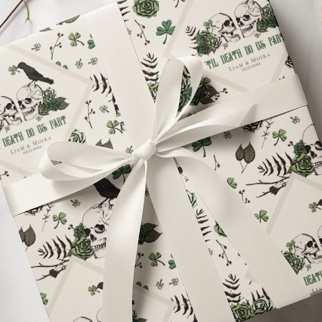 Papier Cadeau Fête de la Saint-Patrick gothique Fleurs Crânes Ma (Chic Gothic Wedding Til Death Do Us Part Gift Wrap in Ivory. Hand Drawn Skull, Raven & Green Roses)