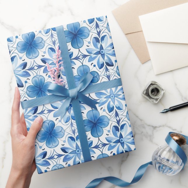 Papier Cadeau Fête des mariées aux fleurs blanches bleues (Cadeaux)