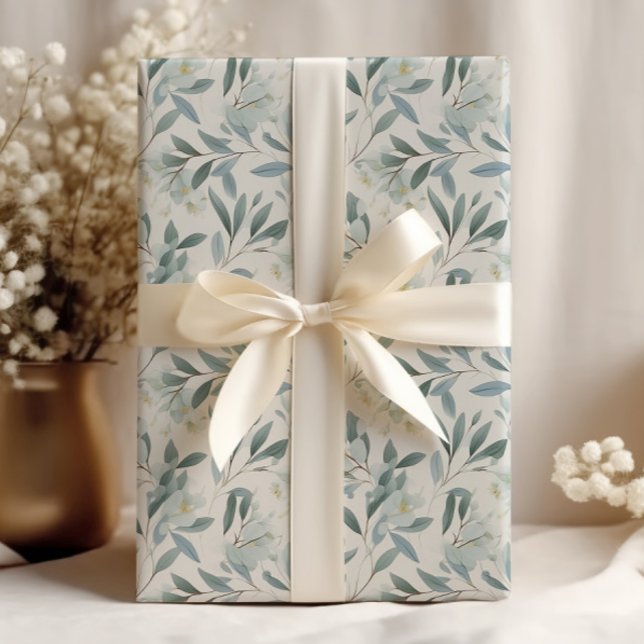 Papier Cadeau Feuilles de Eucalyptus Élégantes Crème (Blue green leaves on elegant cream-colored wrapping paper)