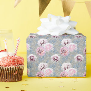Papier Cadeau Fleurs blanches et roses sur fond gris.