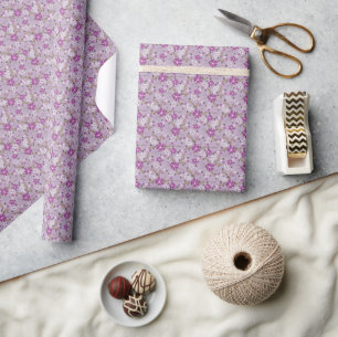 Papier Cadeau Fleurs blanches et violettes sur un fond lilas pâl