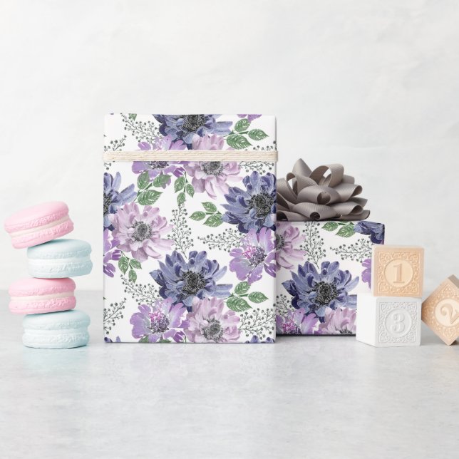 Papier Cadeau Fleurs bleues et lilas sur fond blanc. (Baby Shower)