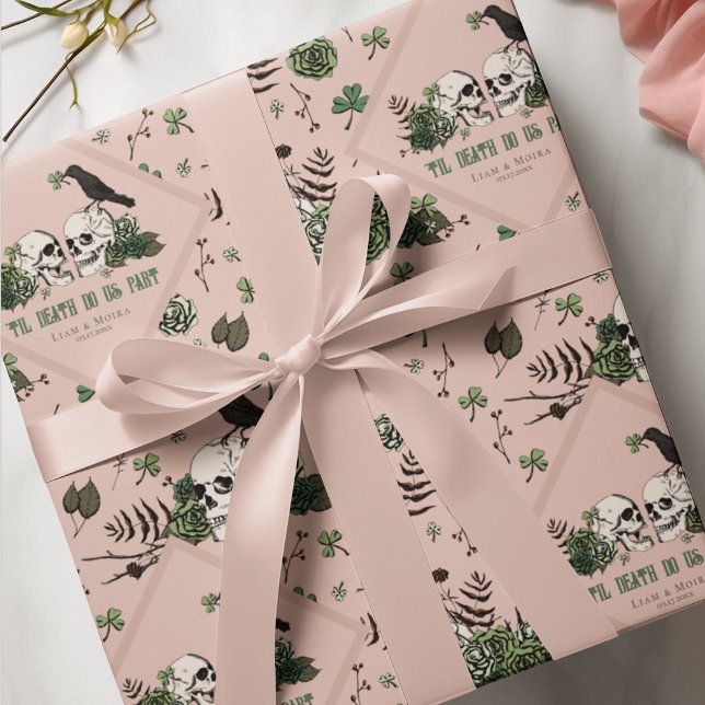 Papier Cadeau Fleurs de crânes de St. Patrick pour mariage irlan (Chic Gothic Irish Wedding Til Death Do Us Part Gift Wrap. HandDrawn Skulls, Black Raven, Green Roses)