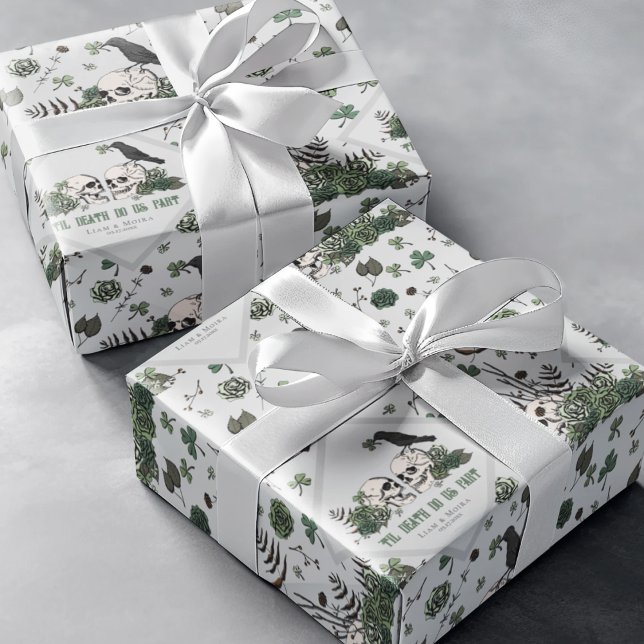 Papier Cadeau Fleurs de crânes de St. Patrick pour mariage irlan (Chic Gothic Wedding Til Death Do Us Part Gift Wrap. Soft Gray. Hand Drawn Skull, Raven & Green Roses)
